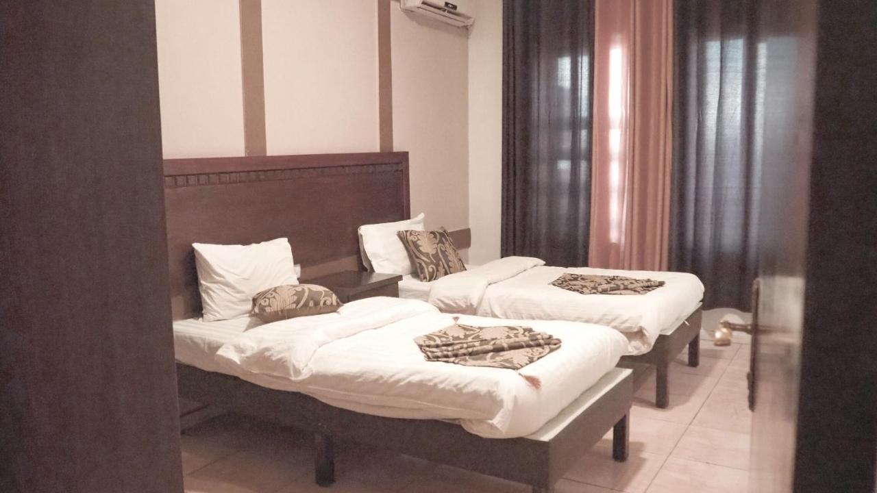 Al Fawanes Hotel Apartments Amman Eksteriør billede