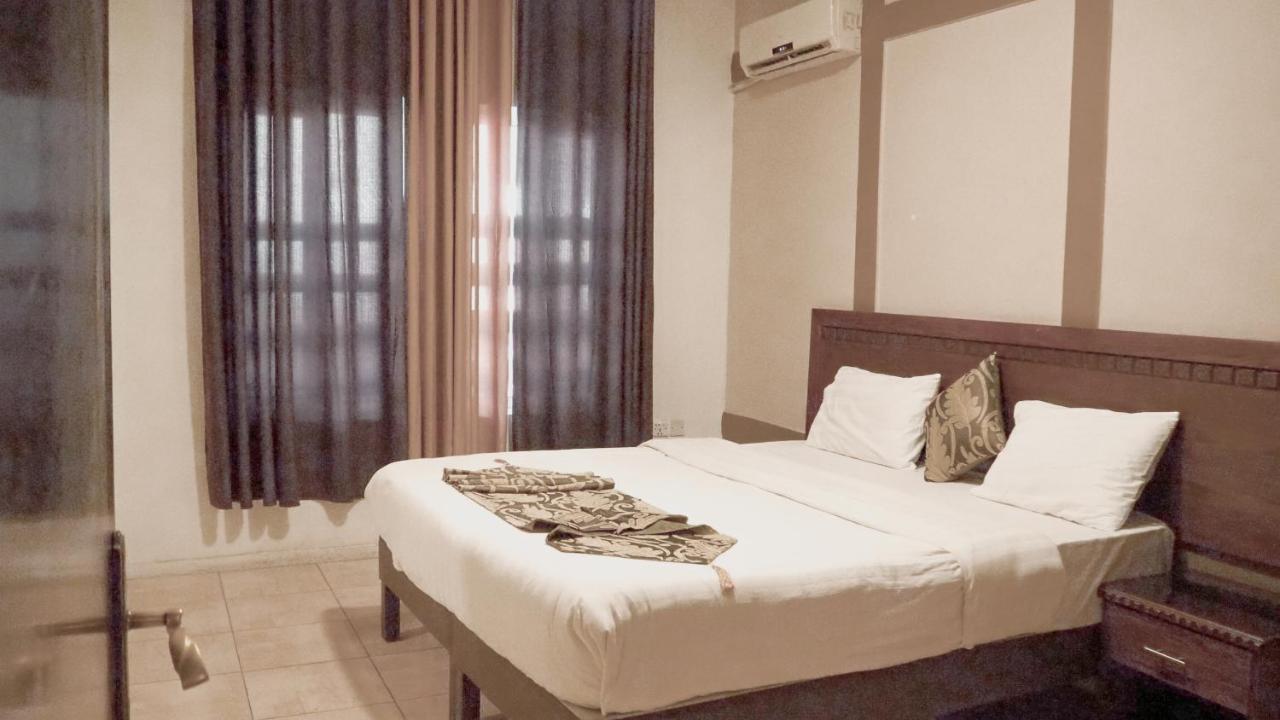 Al Fawanes Hotel Apartments Amman Eksteriør billede