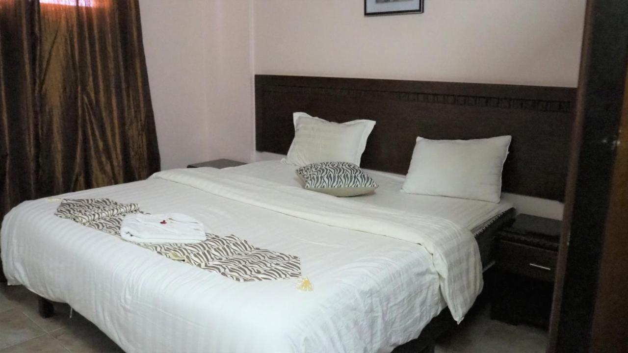 Al Fawanes Hotel Apartments Amman Eksteriør billede