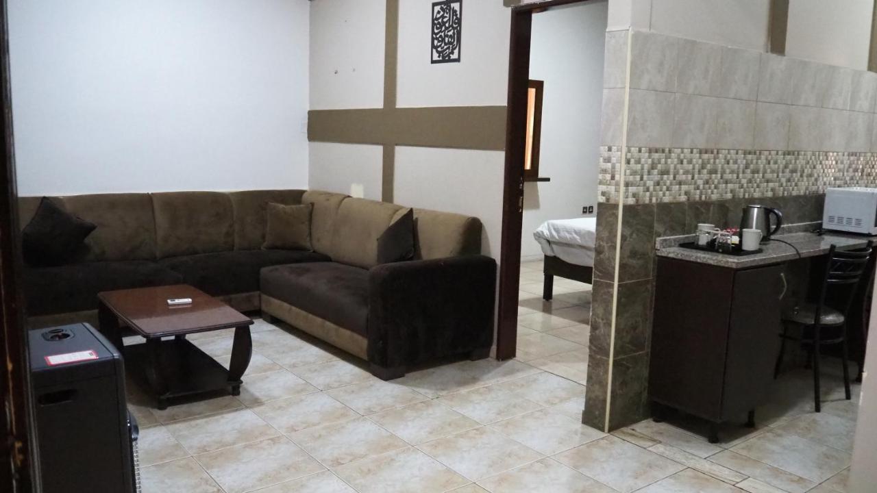 Al Fawanes Hotel Apartments Amman Eksteriør billede
