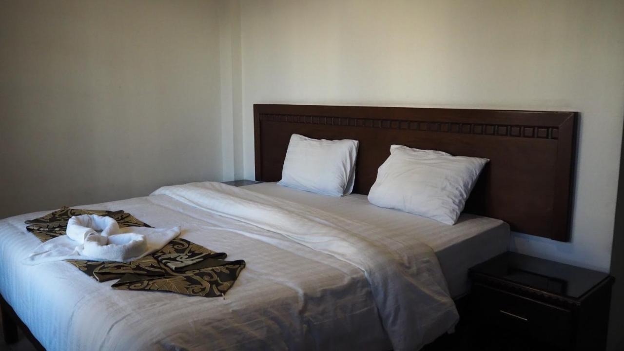 Al Fawanes Hotel Apartments Amman Eksteriør billede