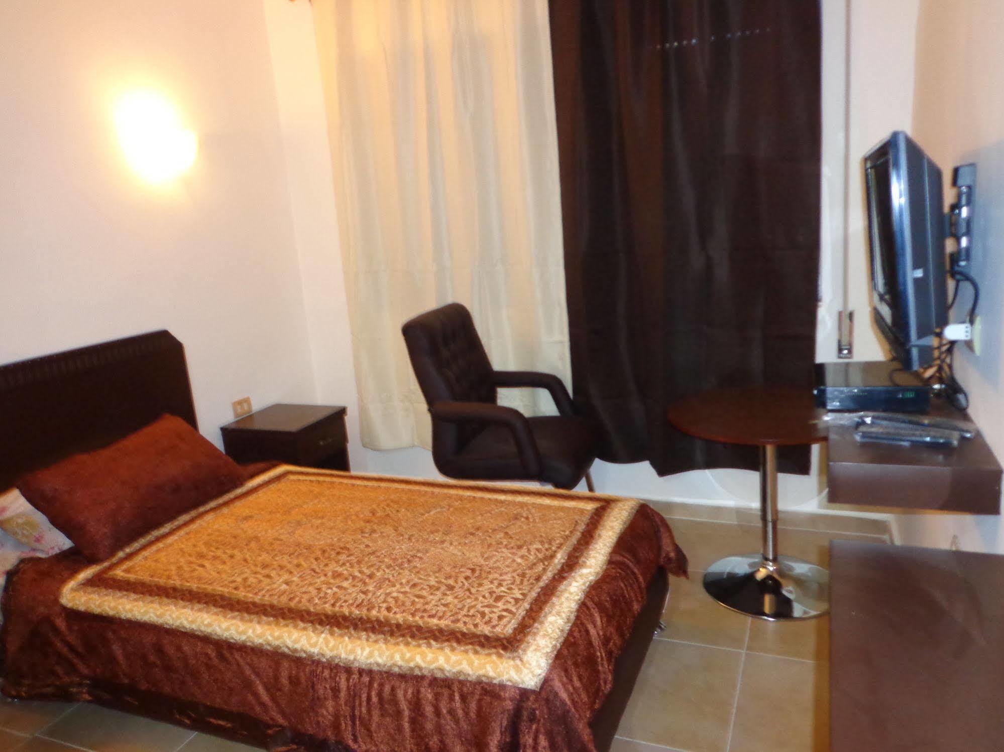 Al Fawanes Hotel Apartments Amman Eksteriør billede